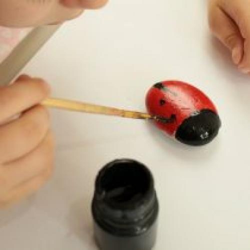 Какие инструменты и материалы нужны для изготовления божьей коровки из пластмассовой бутылки