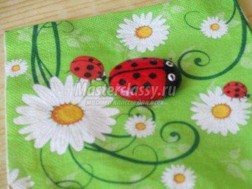 Какие инструменты и материалы нужны для изготовления божьей коровки из пластмассовой бутылки