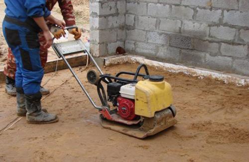 Какие инструменты и материалы необходимы для обустройства полов в частном доме. Бетонный пол по грунту своими руками – пошаговая инструкция