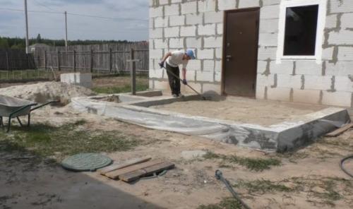 Какие инструменты и материалы необходимы для обустройства полов в частном доме. Бетонный пол по грунту своими руками – пошаговая инструкция