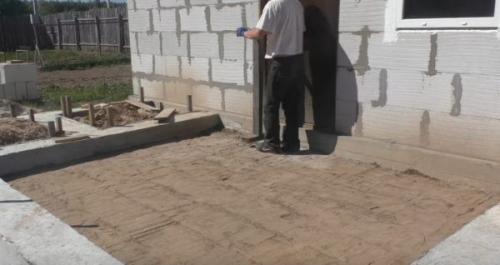 Какие инструменты и материалы необходимы для обустройства полов в частном доме. Бетонный пол по грунту своими руками – пошаговая инструкция