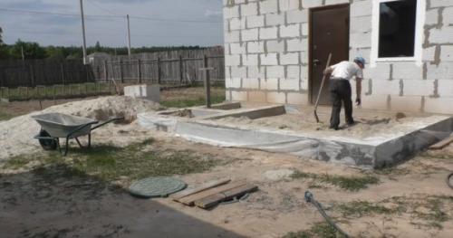 Какие инструменты и материалы необходимы для обустройства полов в частном доме. Бетонный пол по грунту своими руками – пошаговая инструкция