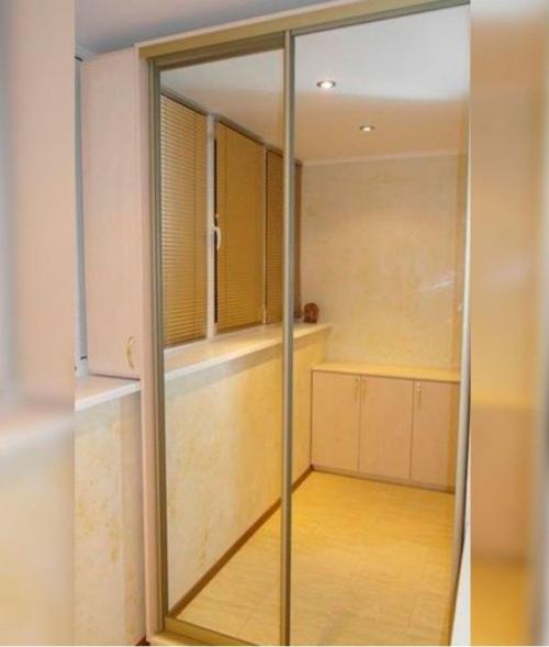 Входная дверь с зеркалом: сочетание практичности и эстетики 01