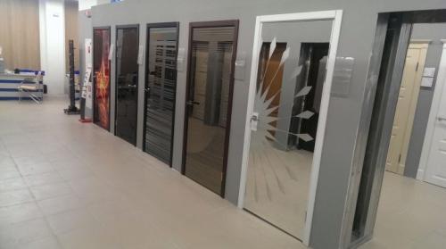 Какие стили входной двери с зеркалом существуют. Входные двери с зеркалом