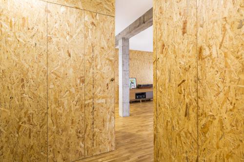 Крашеный ОСБ в интерьере. Покраска ОСБ плиты внутри дома своими руками