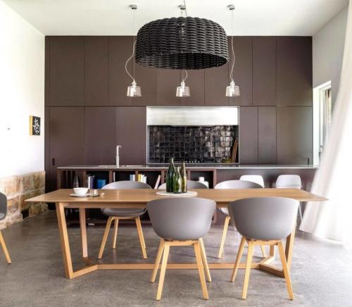 Как выбрать кухонный стол: выбор размера, формы и цвета