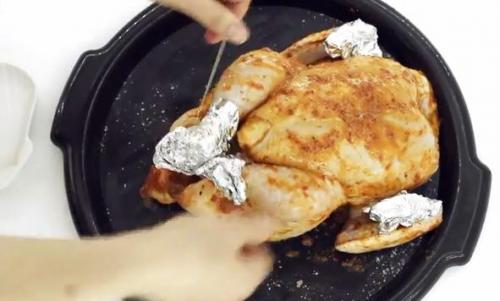 Чем обмазать курицу для корочки. Как приготовить курицу целиком с хрустящей корочкой в духовке