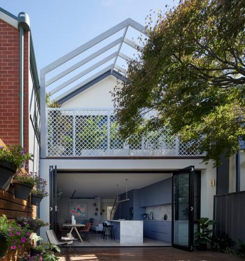 Украшение фронтона дома. Практичная эстетика: фронтоны с балконами и террасами