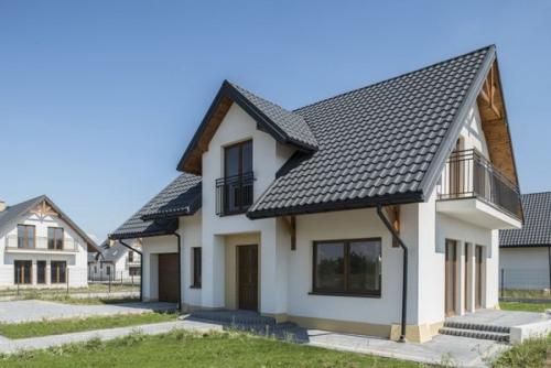 Украшение фронтона дома. Практичная эстетика: фронтоны с балконами и террасами