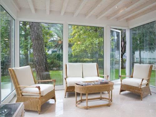 Украшение фронтона дома. Практичная эстетика: фронтоны с балконами и террасами