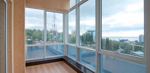 Какое остекление балкона лучше. Какие балконы лучше — пластиковые или алюминиевые