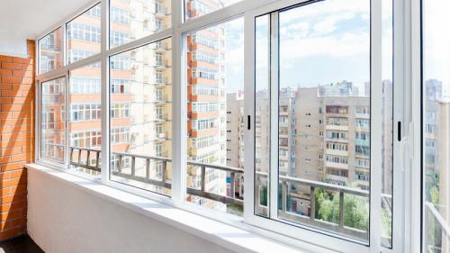 Раздвижные или распашные окна на балконе. Особенности раздвижных окон