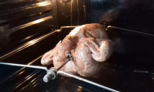 Чем обмазать курицу для корочки. Курица в духовке целиком – 14 рецептов с хрустящей корочкой