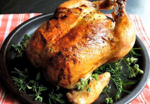 Чем обмазать курицу для корочки. Курица в духовке целиком – 14 рецептов с хрустящей корочкой