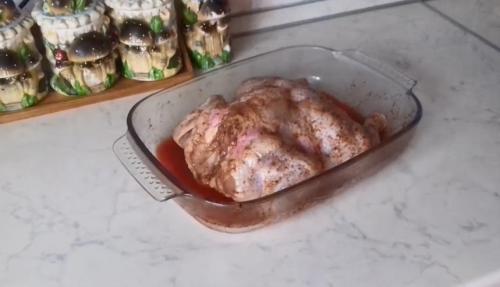 Чем обмазать курицу для корочки. Курица в духовке целиком – 14 рецептов с хрустящей корочкой