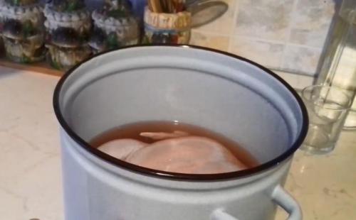 Чем обмазать курицу для корочки. Курица в духовке целиком – 14 рецептов с хрустящей корочкой