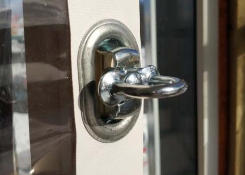 Можно ли стеклить балкон в дождь. Особенности устройства и крепления