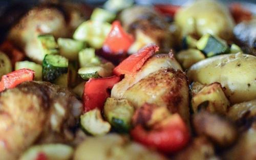 Курица в духовке кусочками с овощами. Курица, запеченная с овощами и шампиньонами в духовке