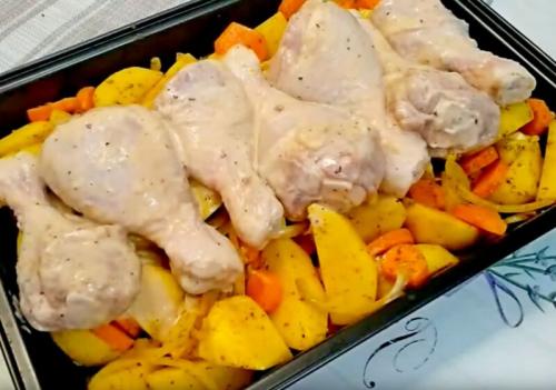 Курица в духовке кусочками с картошкой. Курица с картошкой в духовке — 13 самых вкусных рецептов запекания