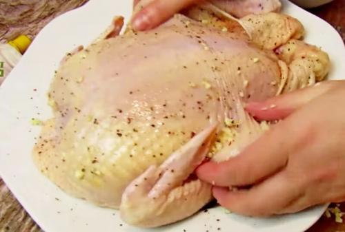 Курица в духовке кусочками с картошкой. Курица с картошкой в духовке — 13 самых вкусных рецептов запекания