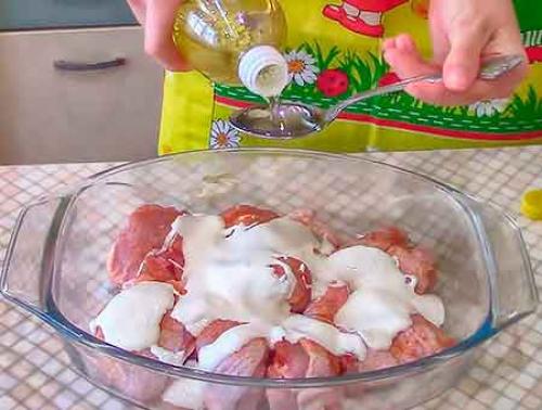 Курица в духовке кусочками в сметане. Курица в сметане в духовке в сливочном маринаде