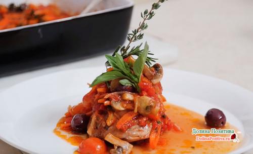 Как вкусно приготовить курицу кусочками на сковороде. Вкусная курица с помидорами и луком по-итальянски