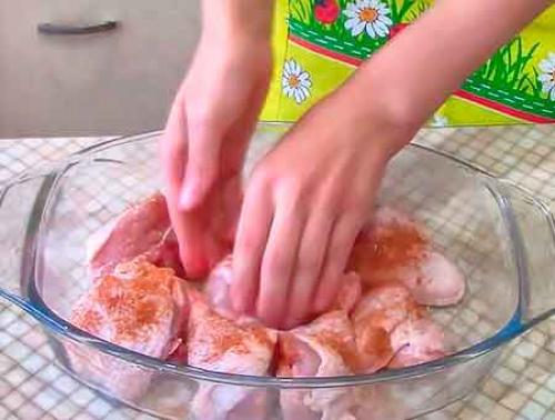 Курица в духовке кусочками в сметане. Курица в сметане в духовке в сливочном маринаде