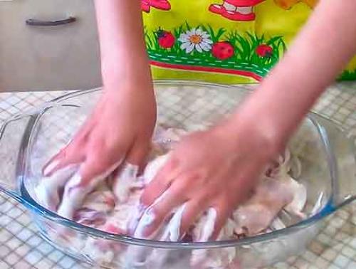 Курица в духовке кусочками в сметане. Курица в сметане в духовке в сливочном маринаде