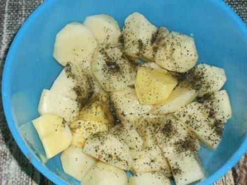 Курица в фольге в духовке с картошкой. Курица с картошкой в духовке в фольге