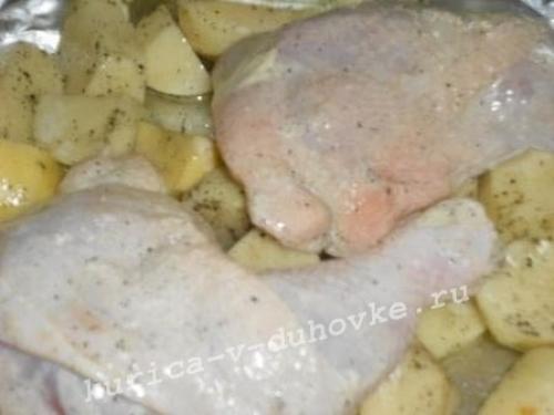 Курица в фольге в духовке с картошкой. Курица с картошкой в духовке в фольге