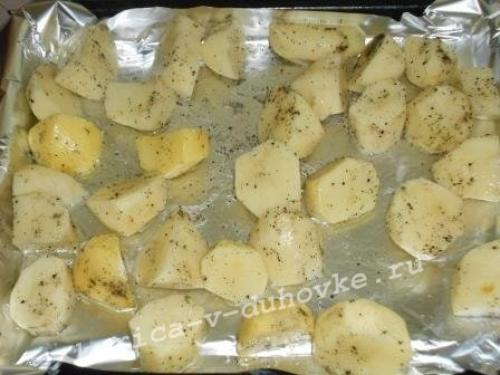 Курица в фольге в духовке с картошкой. Курица с картошкой в духовке в фольге