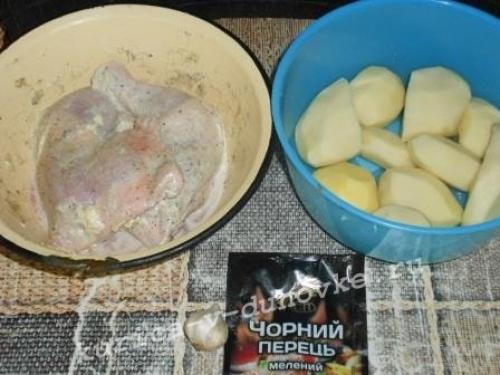 Курица в фольге в духовке с картошкой. Курица с картошкой в духовке в фольге