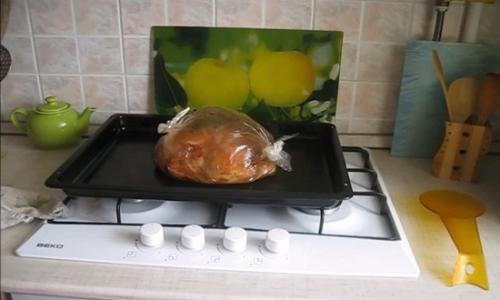 Курица в рукаве в духовке сколько готовить. Курица в духовке целиком в рукаве — простой рецепт