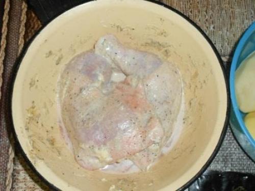 Курица в фольге в духовке с картошкой. Курица с картошкой в духовке в фольге