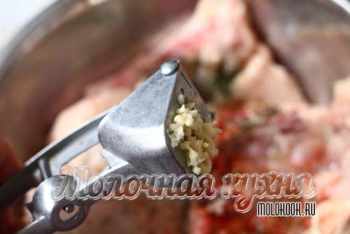 Куриные бедра с картошкой в духовке на противне. Готовим вкусные куриные бедра в духовке с ломтиками картошки — самые удачные рецепты