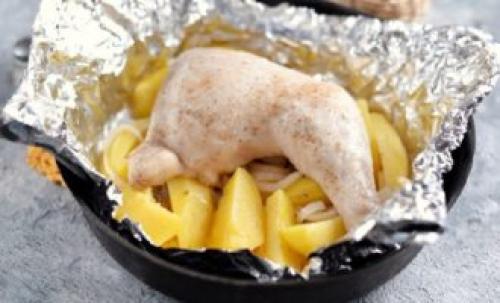 Сочная курица в духовке с картошкой. Очень вкусная курица с картошкой на противне в фольге
