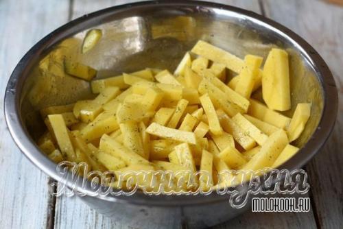 Куриные бедра с картошкой в духовке на противне. Готовим вкусные куриные бедра в духовке с ломтиками картошки — самые удачные рецепты