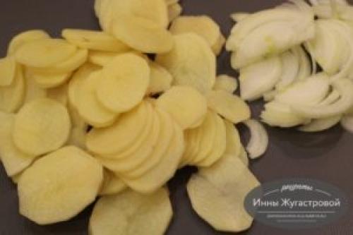 Замороженные овощи с курицей в духовке. Курица с замороженными овощами и картофелем под сметанным соусом в духовке