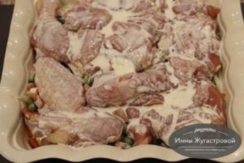 Замороженные овощи с курицей в духовке. Курица с замороженными овощами и картофелем под сметанным соусом в духовке