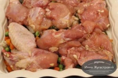 Замороженные овощи с курицей в духовке. Курица с замороженными овощами и картофелем под сметанным соусом в духовке