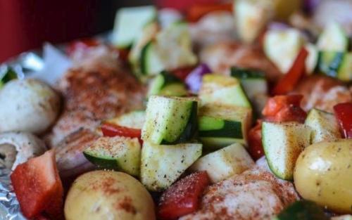 Курица с овощами в духовке. Курица, запеченная с овощами и шампиньонами в духовке