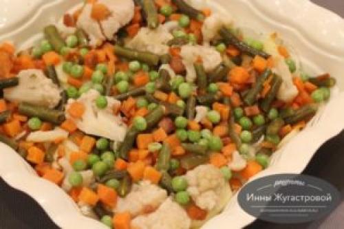 Замороженные овощи с курицей в духовке. Курица с замороженными овощами и картофелем под сметанным соусом в духовке