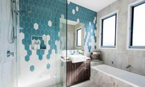 Современная отделка стен ванной комнаты. Керамическая плитка остаётся в фаворитах