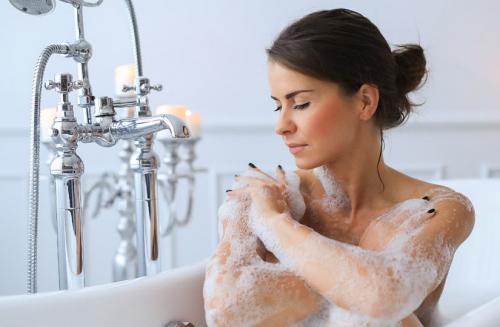 Какие факторы влияют на долговечность смесителей для ванной. Эксперт рассказал, какие параметры нужно учесть при выборе надёжного смесителя и в чём разница между сантехникой для ванной и кухни