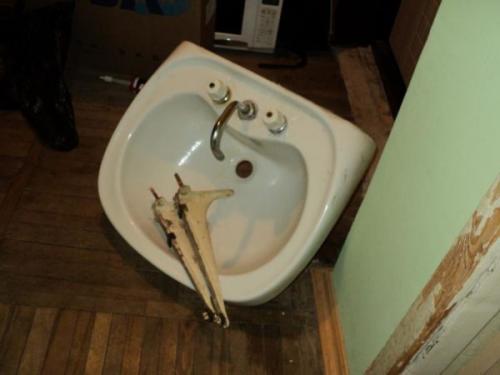 Можно ли установить раковину самостоятельно или лучше вызвать мастера. Технология монтажа