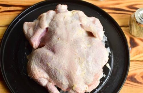 12 рецептов целой курицы в духовке с хрустящей корочкой