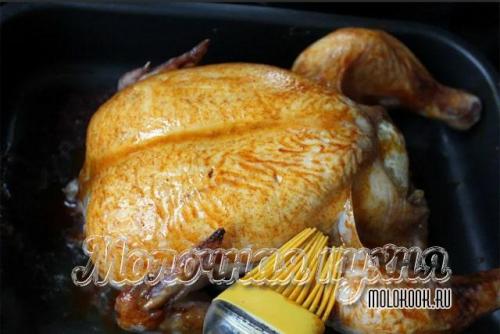 Чем обмазать курицу для корочки. Курица, запеченная в духовке целиком: хрустящая корочка и нежное мясо