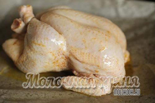 Чем обмазать курицу для корочки. Курица, запеченная в духовке целиком: хрустящая корочка и нежное мясо