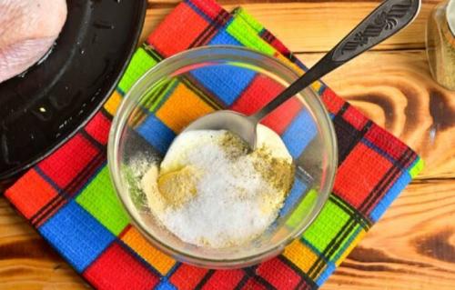 12 рецептов целой курицы в духовке с хрустящей корочкой