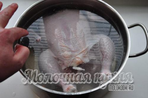 Чем обмазать курицу для корочки. Курица, запеченная в духовке целиком: хрустящая корочка и нежное мясо